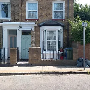 https://central-location-4-bedroom-house.brighton-hotels-england.com
