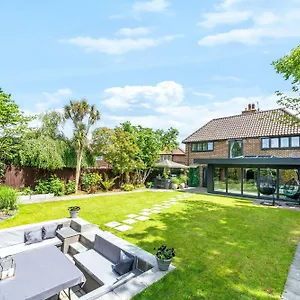 https://gatsby-villa-with-large-garden-and-fancy-hot-tub.cambridgehotelsuk.com